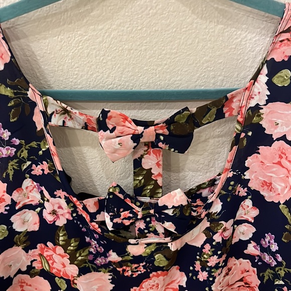 Size 1X Women’s Floral tank top with Bows - Picture 3 of 4